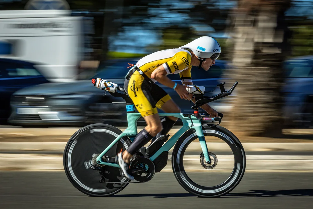 Ciclista em velocidade captado com tecnica de panning