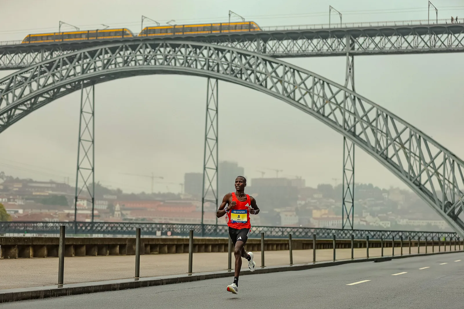 Maratonista em prova junto a Ponte Luis I, no Porto