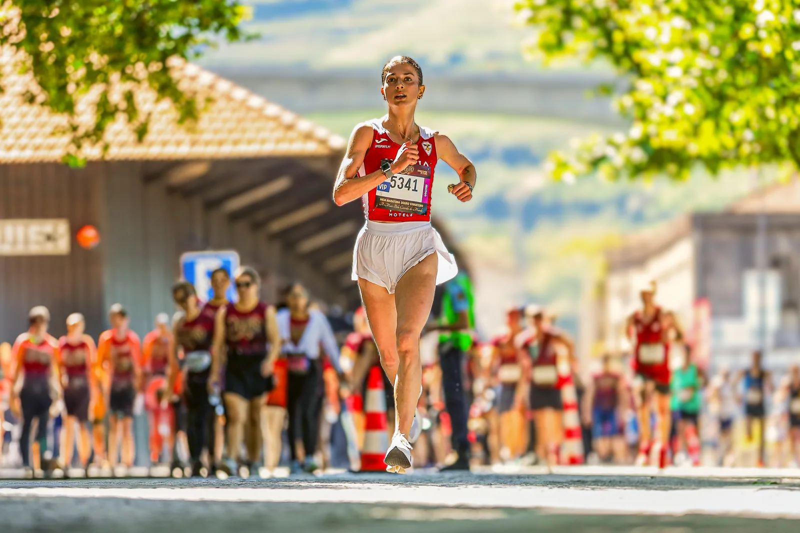 Atleta a cortar a meta de meia maratona sob o sol