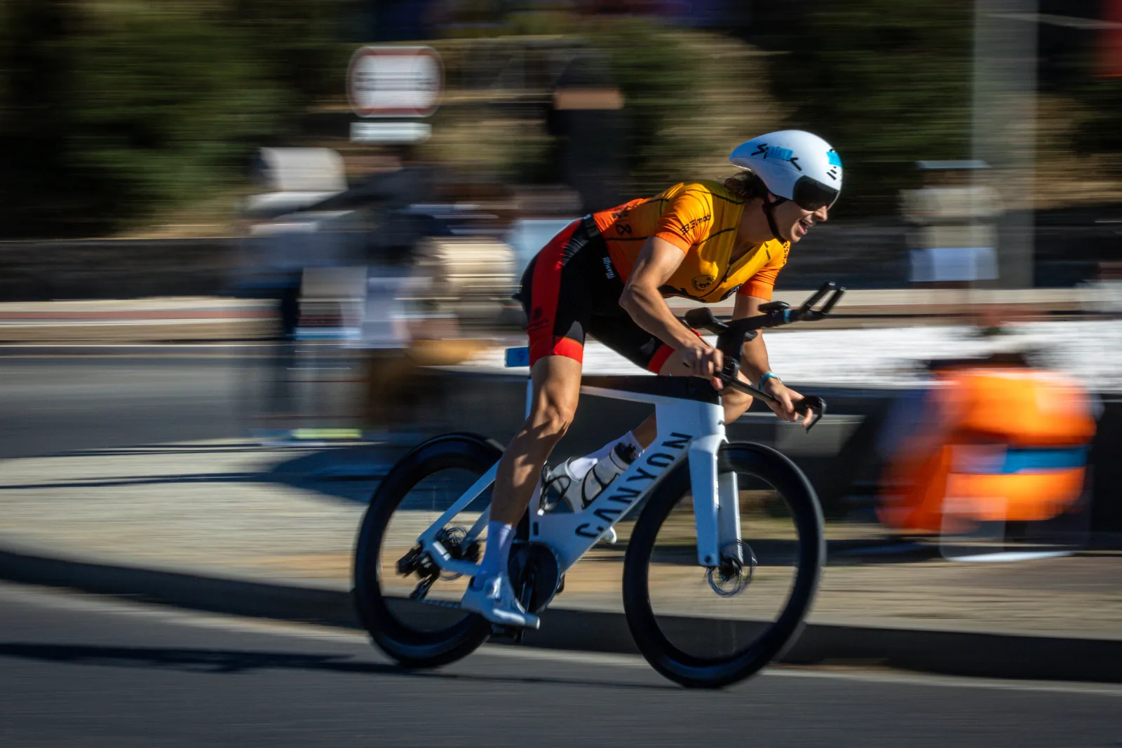 Triatleta em bicicleta de contrarrelogio a alta velocidade